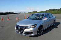 次世代プラグインハイブリッドシステムの試作車。