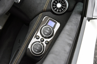 エアコンのコントロールスイッチ。左右のドアそれぞれの内側にあり、運転席側と助手席側とで、独立した温度調節が可能となっている。