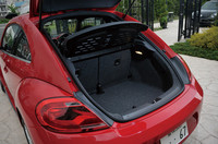 「ニュービートル」に比べて101リッター広い310リッターを確保する荷室。リアシートを倒すことで最大905リッターまで拡大することが可能だ。