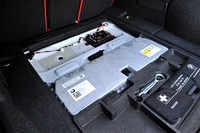 駆動用リチウムイオンバッテリーはトランクのフロア下に収納される。
