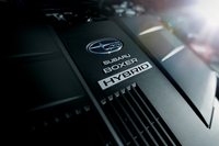 パワーユニットは最高出力150ps、最大トルク20.0kgmを発生する2リッター水平対向4気筒エンジンと、最高出力13.6ps、最大トルク6.6kgmを発生するモーターの組み合わせ。