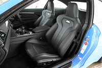 「M4」の前席。抜群にホールド性がよく、シートだけでも欲しいと思った。