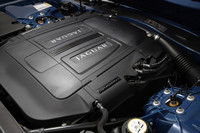 エンジンは、NAもスーパーチャージャー付きも、排気量が4.2リッターから5リッターに拡大された。