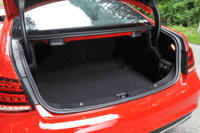 
	トランクルーム。分割可倒式の後席を倒すことで、長尺物の積載も可能となる。

	（画像をクリックするとシートの倒れるさまが見られます）
	