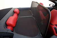 後方からの風の巻き込みは、ごらんのウインドディフレクターでシャットアウト。後席に乗員がいないときに限られるが……。