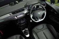 
    インテリアは基本的にクローズドボディーの「DS3」と共通。ダッシュボードには「ブルー アンフィニ」「グリ ムーンダスト」「カーボテック」の3種類のデザインが用意される。
    