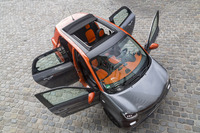 「フォーフォー」を上から見下ろす。リアドアのウィンドウは通常の上下昇降式ではなく、前ヒンジでスライドさせる方式。