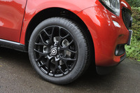 前輪のサイズは185/50R16。ブレーキはディスク。