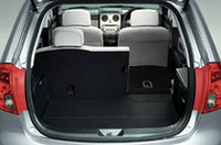 
	ラゲッジスペースには「フレキシブルボード」なる装備を採用。二つ折りできるスペースの間仕切りで、タイヤハウス上にボードを設置すれば上段に浅いスペースができ、また下段にすれば上段に広いスペース+下段にサブスペースと、使い分けが可能。下段に設定して後席を畳めば、フラットなフロアの荷室をつくれる。
	 