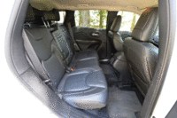 後席は、前後に15cmスライド可能。用途にあわせて、キャビンと荷室の空間を調節できる。（写真をクリックするとシートスライドの様子が見られます）
    