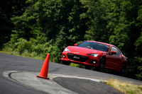 
	エンジンやボディー、足まわりの改良に伴い、VDCの制御も変更。制御が介入するタイミングを遅らせ、介入の度合いも小さく抑えたという。
	