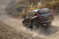 ヒルディセントコントロールを使い、急斜面を下る「パジェロスポーツ」。