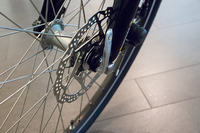 「ブレイスXL」のフロントブレーキはシャープでカッチリとしたフィーリング。