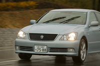 ブロックメッシュのフロントグリルを持つ「アスリート」。
    【スペック】
    2.5アスリート：全長×全幅×全高＝4840×1780×1470mm/ホイールベース＝2850mm/車重＝1560kg/駆動方式＝FR/2.5リッターV6DOHC24バルブ（215ps/6400rpm、26.5kgm/3800rpm）/車両本体価格＝350.0万円
    
    