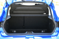 ラゲッジルームはバンパーレベルより下にフロアがあるタイプで、深さはあるものの、後席を倒しても床面がフラットにはならない。（写真をクリックすると、シートの倒れる様子が見られます）
    