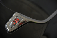 左右のリアクオーターピラーには「GTi」のエンブレムが配される。