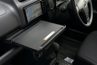 インパネには耐荷重10kgのテーブルを装備。幅＝290ｍｍ、奥行き=180mmと、従来のものより大幅にサイズアップしている。
    