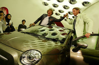 発表会場となった東京青山の「FIAT CAFFE」には、Dieselの創始者であるレンツォ・ロッソ氏(左）と伊フィアットの元名誉会長故ジョヴァンニ・アニエッリの孫で、現在は「イタリア・インディペンデント」社長のラポ・エルカン氏（右）が駆け付けた。