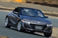 「S660」にはコンセプトカーのイメージがそのまま受け継がれている。坂元氏いわく「エンジニアが無理と言ってしまえば、デザインを壊すことなんて簡単。みんなが『コンセプトカーのイメージを壊したくない』と頑張ったからこそ、実現した形なんです」
    