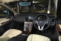 アンスラサイトのインテリアカラーに、ソフトベージュの本革シートが組み合わされた「XC60 D4 SE」のインテリア。
    