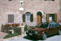 参考までに、筆者が住んでいたとき撮影した写真。クルマは近所のおじさんから当時の邦貨換算にして27万円で手に入れた1987年「ランチア・デルタ1300」である。