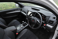 「STI」ロゴ入りの専用メーター。260km/hまで表示される。