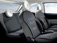 赤い屋根が特徴のフィアット500C、50台限定発売の画像