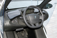 中央にステアリングホイールがすえられた、「トゥイジー」のインストゥルメントパネル。