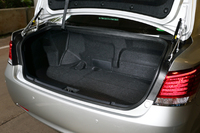 トランクルームはゴルフバッグが4つ収納可能。
    