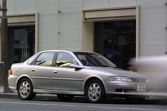 【スペック】全長×全幅×全高＝4495×1710×1425mm/ホイールベース＝2635mm/車重＝1410kg/駆動方式＝FF/2.6リッターV6DOHC24バルブ（170ps/5800rpm、25.5kgm/3600rpm）/車両本体価格＝325.0万円（テスト車＝同じ)