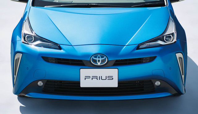新デザインの「トヨタ・プリウス」 マイナーチェンジで巻き返しなるか