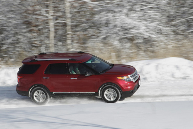 フォード エクスプローラーXLT 4WD 3.5 スタッドレス付き