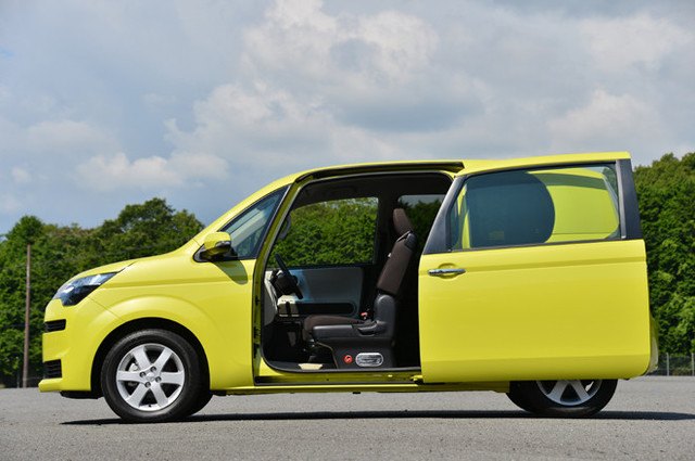 トヨタスペイドに履いていました。