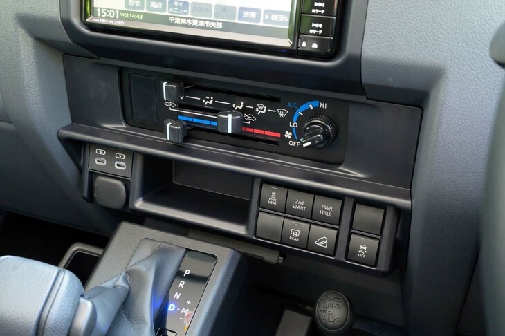 エアコンは昔ながらのマニュアル式。右側のファンスイッチの基部に、冷房のコンプレッサーを作動させるダイヤルが付いており、ここを操作しないと、いくら温度設定を低くしても冷風は出てこない。