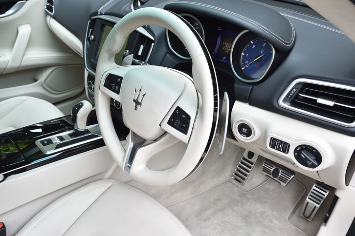 ステアリングの背後にあるシフトパドルは、ステアリングホイールに連動しない固定式。セットオプション「スポーツ・パフォーマンス・パッケージ」に含まれる。