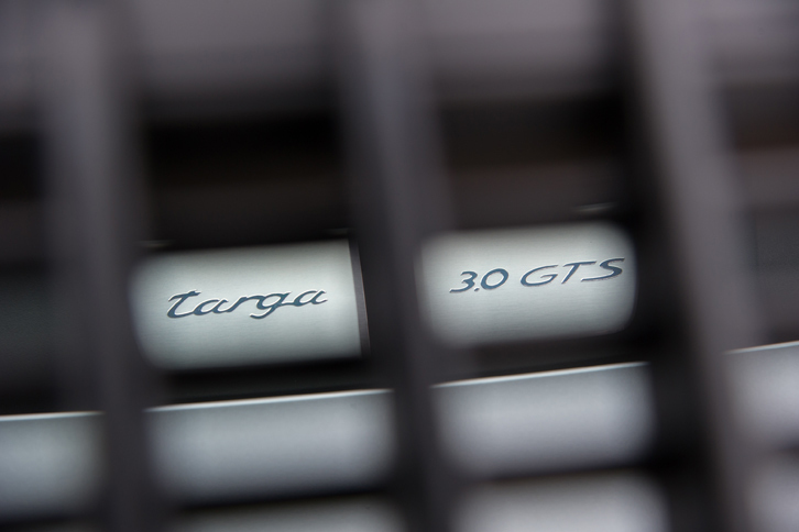 「GTS」モデルに搭載される3リッター水平対向6気筒ツインターボエンジンは、450psの最高出力と550Nmの最大トルクを発生する。