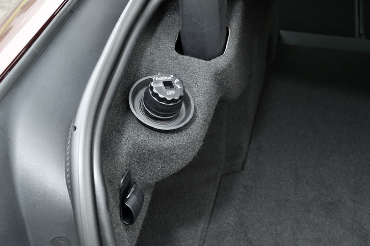 トランク内部の左側面にディーゼルならではの装備、尿素SCRシステム用のアドブルー（尿素水溶液）注入口がある。