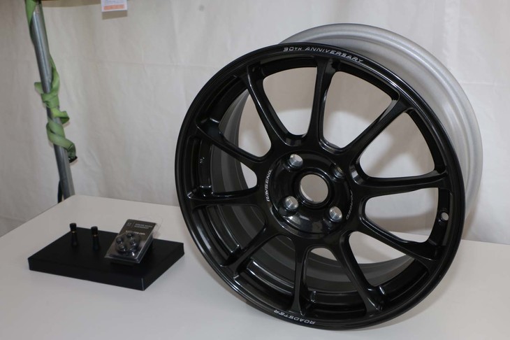 30周年記念の用品も初公開された。リリースが予定されているのは、30周年記念エンブレム付きフロアマットや30周年記念デザイン入りのエアバルブキャップ、そしてRAYS製鍛造16インチアルミホイール。どれも年内に数量限定で発売予定だそうだ。ちなみに鍛造ホイールは、限定車と同じデザインだが、ロゴデザインが「30th Anniversary」に「ROADSTER」が加えられているのが専用仕様となる。