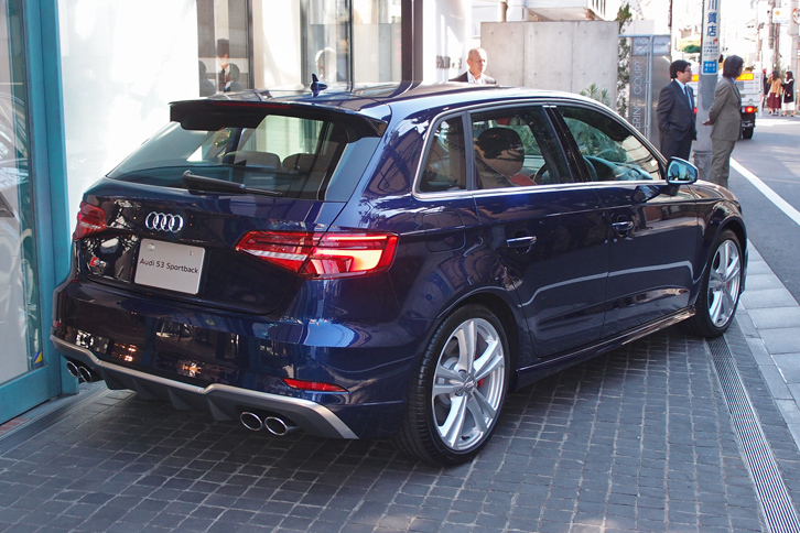 「S3スポーツバック」のリアビュー。