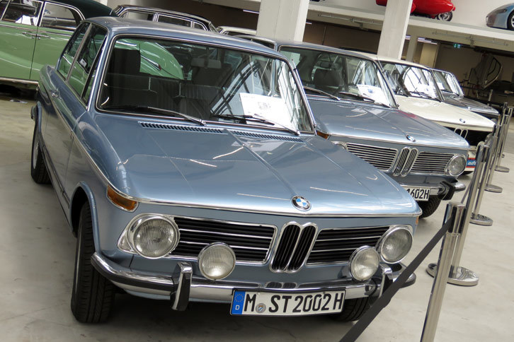 みんな大好き「02（マルニ）」シリーズ。先述の“ノイエクラッセ”の2ドアセダン版である。写真手前に写るのは、1973年式の「2002tii」。