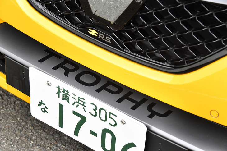 試乗車は「メガーヌ ルノースポール トロフィー」の専用外装色となるオプションの「ジョン シリウス  メタリック」（16万円）をまとっていた。フロントグリル内の「R.S.」ロゴマークは、マイナーチェンジを機に新意匠に変更されている。
