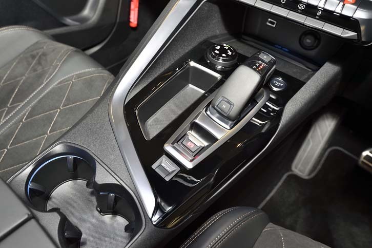 センターコンソールには、シフトセレクターや、雪、砂、泥などの路面状況に応じて駆動輪へのトルク配分とブレーキを制御する「アドバンスドグリップコントロール」の操作ダイヤルが備わる。