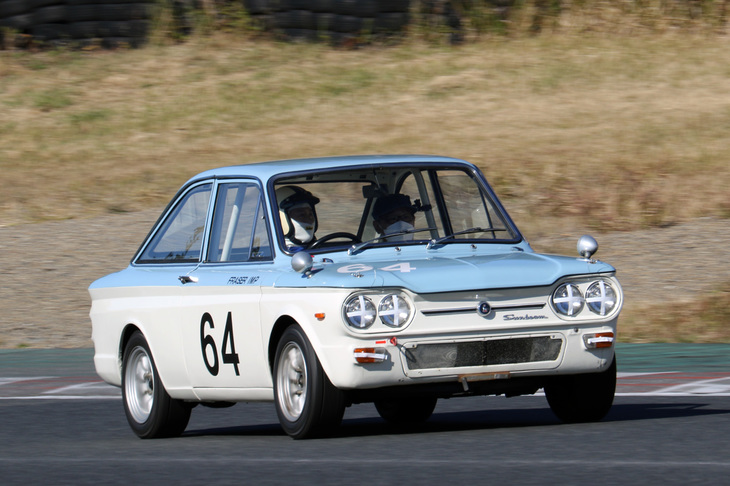 同乗OKのパレード走行である「RACメモリアルラン」より、1969年「サンビーム・スティレット」。「ティントップ・カップ」に出走した、リアエンジンの大衆車である「ヒルマン・インプ」の、ブランド違いのクーペ版。初代「シボレー・コルベア」を縮小したようなスタイリングを持つ。