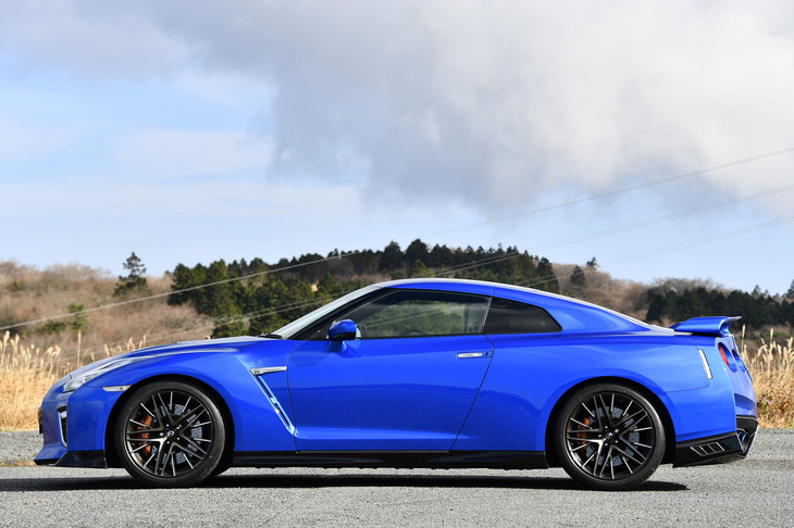 【日産GT-Rプレミアムエディション】
	ボディーサイズ：全長×全幅×全高＝4710×1895×1370mm／ホイールベース：2780mm／車重：1770kg／駆動方式：4WD／エンジン：3.8リッターV6 DOHC 24バルブ ターボ／トランスミッション：6段AT／最高出力：570PS（419kW）/6800rpm／最大トルク：637N・m（65.0kgf・m）/3300-5800rpm／タイヤ：（前）255/40ZRF20 101Y／（後）285/35ZRF20 104Y（ダンロップSP SPORT MAXX GT 600 DSST CTT）／燃費：7.8km/リッター（WLTCモード）／価格：1232万9900円
	
	【取材時の燃費データ】
	テスト距離：345.5km（市街地2：高速道路6：山岳路2）／使用燃料：57.0リッター（ハイオクガソリン）／参考燃費：6.1km/リッター（満タン法）／6.3km/リッター（車載燃費計計測値）