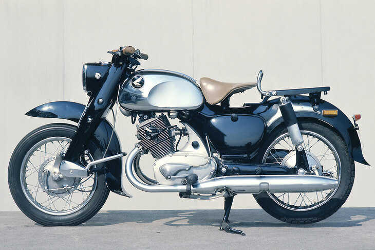 各部に角張った意匠を取り入れたユニークなデザインも特徴で、「神社仏閣スタイル」と呼ばれた。 