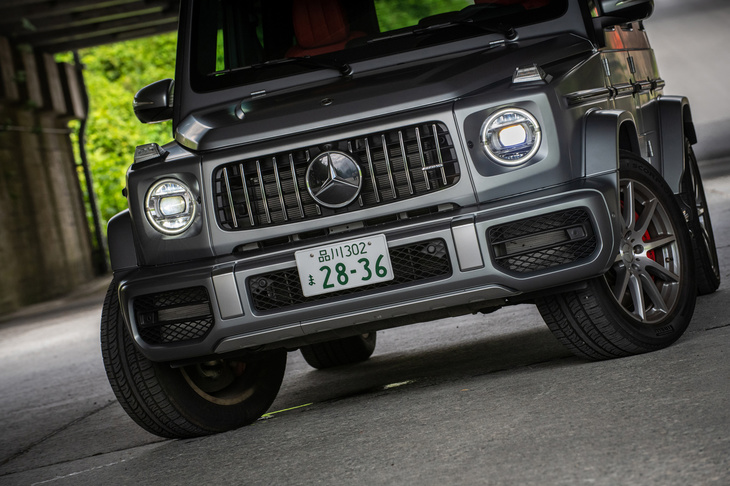 巨大なエアインレットが目を引く専用バンパーや、大きく張り出したオーバーフェンダー等により、「G63」の外寸は通常の「Gクラス」より全長、全幅が拡大している。