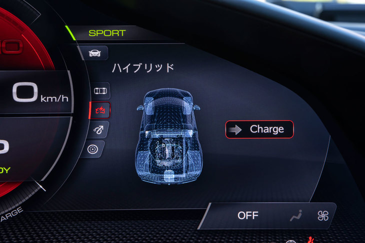 「ハイブリッド」モードでは、ドライバーの任意でICEによるバッテリーの充電が可能。メーターにパワートレインの操作画面を呼び出し、「Charge」のボタンを選択するとチャージが開始される。