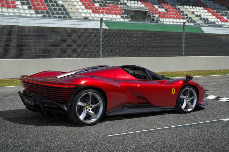 「デイトナSP3」は、フェラーリの「Icona（イーコナ）」シリーズに属する限定モデル。着脱可能なハードトップが備わる。