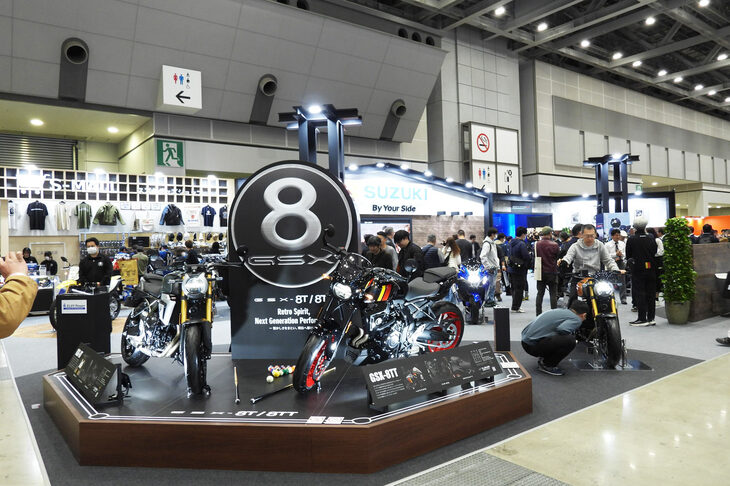 「スズキGSX-8T／GSX-8TT」の展示ステージ。