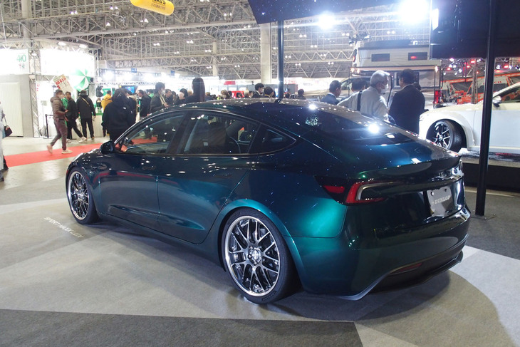 「ダンロップSPORT MAXX LUX」を装着した「テスラ・モデル3ダンロップカスタム」。
